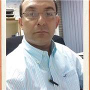 Me considero un profesional apasionado por la educación y la enseñanza. Desde muy pronto finalizada mi carrera de Publicidad y Marketing me he dedicado a dar clases, presenciales y online. Y desde entonces he compaginado mi formación profesional en distin